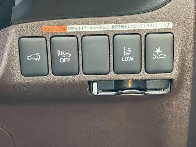 アウトランダーＰＨＥＶ 【アウトレット中古車！】Ｇプレミアムパッケージ　４ＷＤ　衝突被害軽減ブレーキ　純正ナビゲーション　テレビ　バックカメラ　ステアリングリモコンスイッチ　急速充電　電動テールゲート　電動パーキング　３ヶ月又は３，０００ｋｍ（いずれか早い方）の中古車保証付き（14枚目）