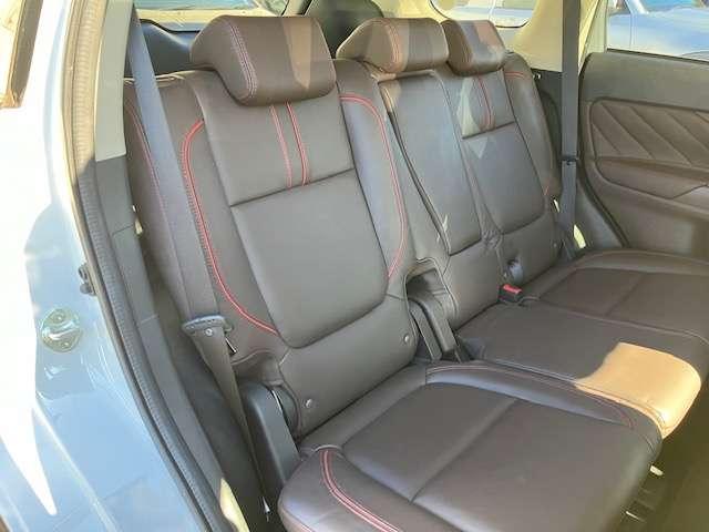 アウトランダーＰＨＥＶ 【アウトレット中古車！】Ｇプレミアムパッケージ　４ＷＤ　衝突被害軽減ブレーキ　純正ナビゲーション　テレビ　バックカメラ　ステアリングリモコンスイッチ　急速充電　電動テールゲート　電動パーキング　３ヶ月又は３，０００ｋｍ（いずれか早い方）の中古車保証付き（17枚目）