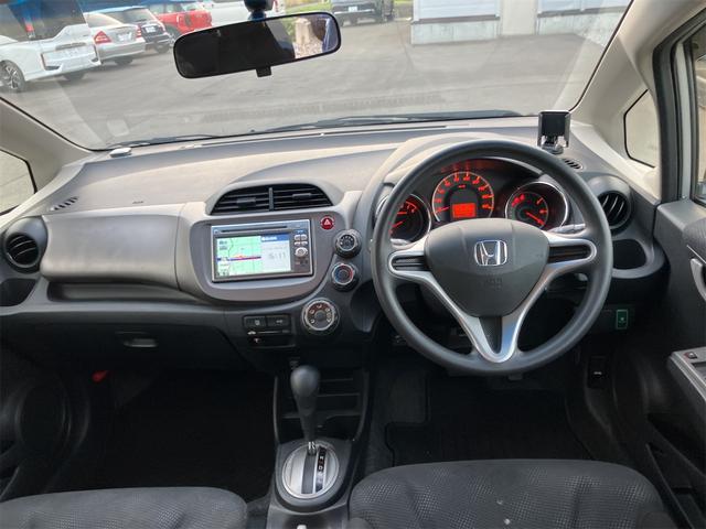 フィット G・10thアニバーサリー ETC バックカメラ ナビ オートライト スマートキー CVT 盗難防止システム 衝突安全ボディ 記録簿 ABS CD DVD再生 USB エアコン パワーステアリング パワーウィンドウ(2枚目)