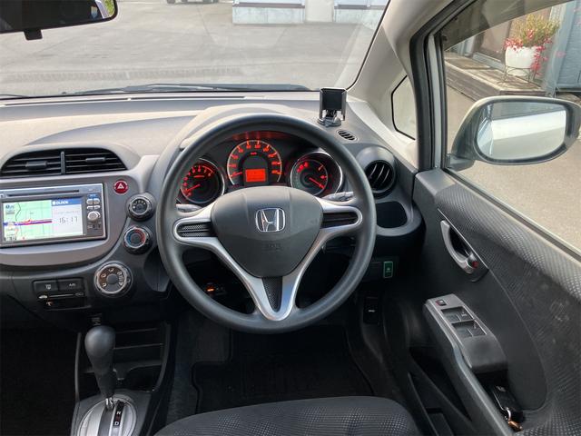 フィット G・10thアニバーサリー ETC バックカメラ ナビ オートライト スマートキー CVT 盗難防止システム 衝突安全ボディ 記録簿 ABS CD DVD再生 USB エアコン パワーステアリング パワーウィンドウ(3枚目)