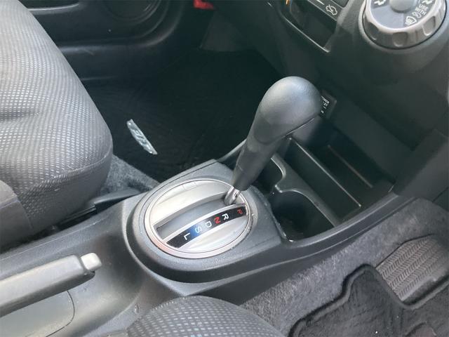 フィット G・10thアニバーサリー ETC バックカメラ ナビ オートライト スマートキー CVT 盗難防止システム 衝突安全ボディ 記録簿 ABS CD DVD再生 USB エアコン パワーステアリング パワーウィンドウ(9枚目)