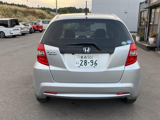フィット G・10thアニバーサリー ETC バックカメラ ナビ オートライト スマートキー CVT 盗難防止システム 衝突安全ボディ 記録簿 ABS CD DVD再生 USB エアコン パワーステアリング パワーウィンドウ(15枚目)
