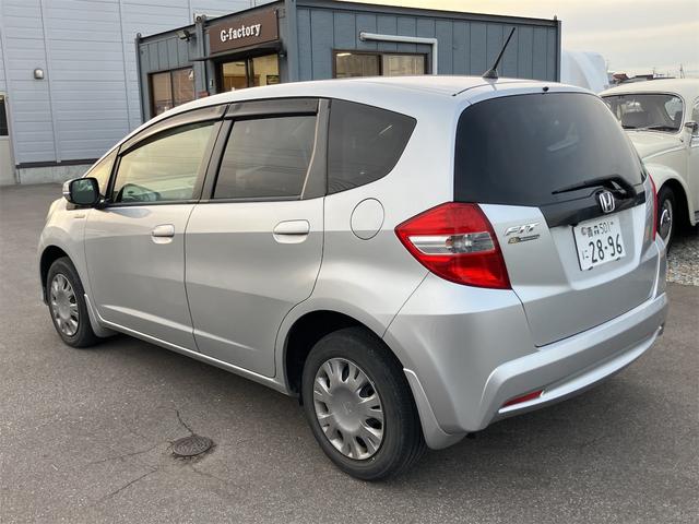 フィット G・10thアニバーサリー ETC バックカメラ ナビ オートライト スマートキー CVT 盗難防止システム 衝突安全ボディ 記録簿 ABS CD DVD再生 USB エアコン パワーステアリング パワーウィンドウ(16枚目)