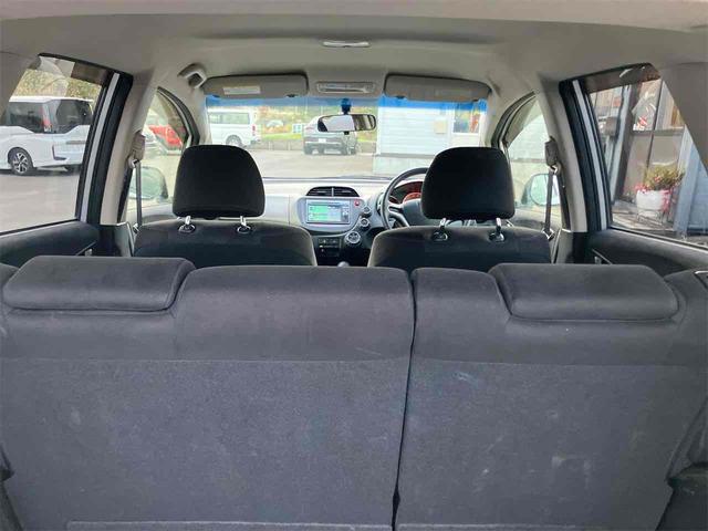 フィット G・10thアニバーサリー ETC バックカメラ ナビ オートライト スマートキー CVT 盗難防止システム 衝突安全ボディ 記録簿 ABS CD DVD再生 USB エアコン パワーステアリング パワーウィンドウ(26枚目)