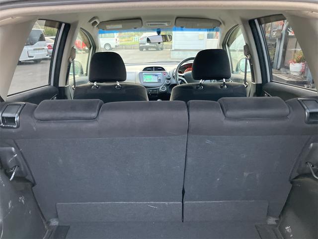 フィット G・10thアニバーサリー ETC バックカメラ ナビ オートライト スマートキー CVT 盗難防止システム 衝突安全ボディ 記録簿 ABS CD DVD再生 USB エアコン パワーステアリング パワーウィンドウ(30枚目)