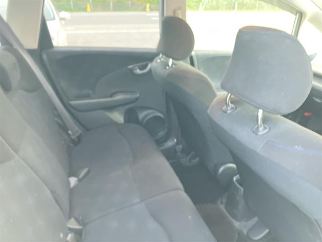 フィット G・10thアニバーサリー ETC バックカメラ ナビ オートライト スマートキー CVT 盗難防止システム 衝突安全ボディ 記録簿 ABS CD DVD再生 USB エアコン パワーステアリング パワーウィンドウ(33枚目)