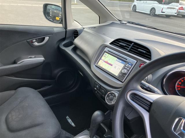 フィット G・10thアニバーサリー ETC バックカメラ ナビ オートライト スマートキー CVT 盗難防止システム 衝突安全ボディ 記録簿 ABS CD DVD再生 USB エアコン パワーステアリング パワーウィンドウ(39枚目)