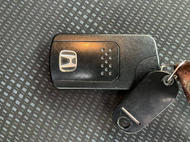 フィット G・10thアニバーサリー ETC バックカメラ ナビ オートライト スマートキー CVT 盗難防止システム 衝突安全ボディ 記録簿 ABS CD DVD再生 USB エアコン パワーステアリング パワーウィンドウ(42枚目)