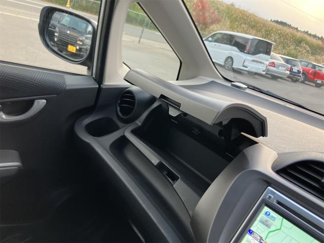 フィット G・10thアニバーサリー ETC バックカメラ ナビ オートライト スマートキー CVT 盗難防止システム 衝突安全ボディ 記録簿 ABS CD DVD再生 USB エアコン パワーステアリング パワーウィンドウ(48枚目)