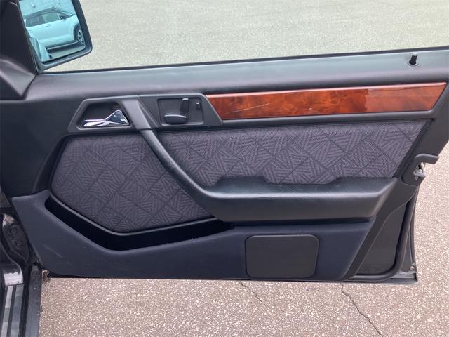 Eクラス E320 左ハンドル オートクルーズコントロール AT アルミホイール パワーシート ABS CD カセット エアコン パワーステアリング パワーウィンドウ(74枚目)