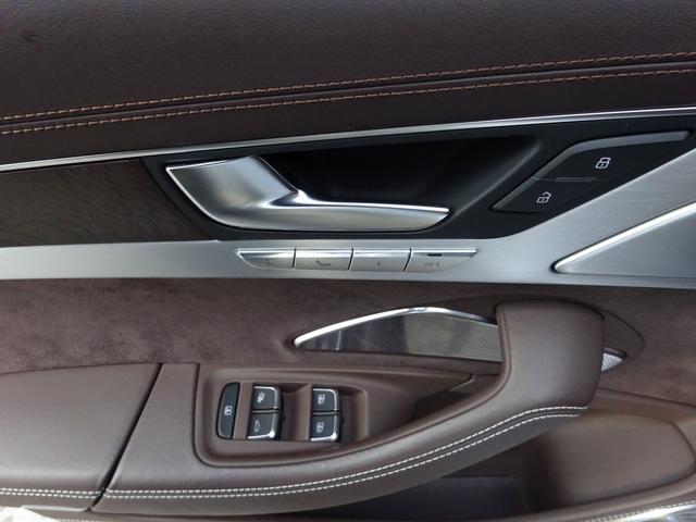 Ａ８ Ｌ　Ｗ１２クワトロ　デザインセレクション　４人乗り　ツインサンルーフ　リアエンターテイメント　全席エアーシート　ローダウン　フロントＡＢＴスポイラー　レザーシート　純正アルミホイール（28枚目）