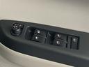 格納式リモコンドアミラーと、パワーウィンドウマスタースイッチです。車内の換気も運転席から簡単に行えます。