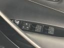 格納式リモコンドアミラーと、パワーウィンドウマスタースイッチです。車内の換気も運転席から簡単に行えます。