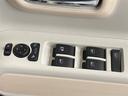 格納式リモコンドアミラーと、パワーウィンドウマスタースイッチです。車内の換気も運転席から簡単に行えます。