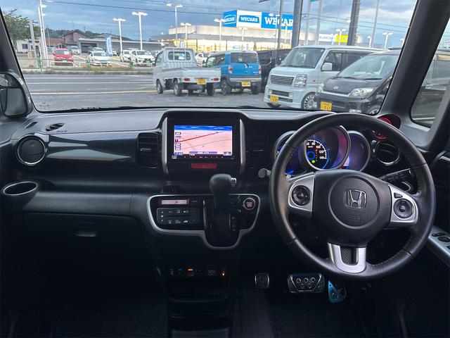 Ｎ－ＢＯＸカスタム Ｇ・ターボＬパッケージ　４ＷＤ　ＥＴＣ　バックカメラ　両側電動スライドドア　ナビ　ＴＶ　オートクルーズコントロール　オートライト　ＨＩＤ　スマートキー　アイドリングストップ　電動格納ミラー　シートヒーター　ベンチシート（2枚目）