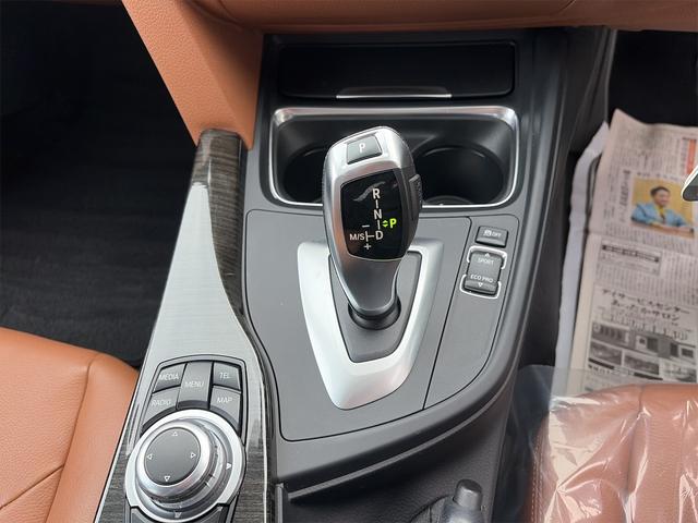 ３シリーズ ３２０ｉ　ｘＤｒｉｖｅツーリング　ラグジュアリー　禁煙車／ブラウンレザーシート／メモリーパワーシート／シートヒーター／パワーバックドア／バックカメラ／ＣＤ／ＤＶＤ／ブラックルーフレール／スタッドレスタイヤ積込（11枚目）