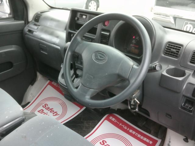 ハイゼットカーゴ デラックスリミテッド　４ＷＤ　ハイルーフ　キャリヤ付き　オートマ車　エアコン　パワステパワーウインドウ付き　両側スライドドア（3枚目）