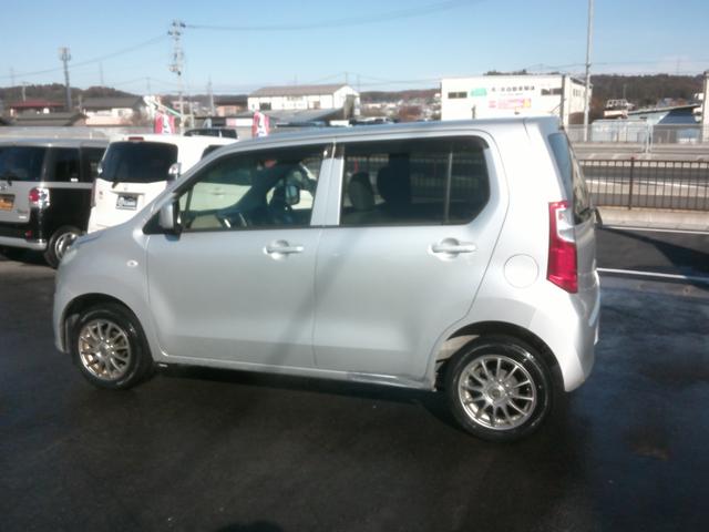 ワゴンＲ ＦＸ　衝突安全ボディー盗難防止付き　運転席助手席エアバック　ＡＢＳブレーキ　５ドア４人乗り　キーレス付き　４速オートマ車　プライバシーガラス　アルミホイル装着車　　基本装備フル装備（2枚目）