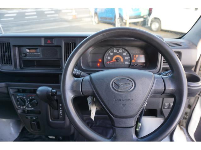 当店は過度な接客は一切行いません。お客様のペースでゆっくりお車をご覧頂けるよう心がけております。ご不明な点は遠慮なくスタッフにご相談ください。