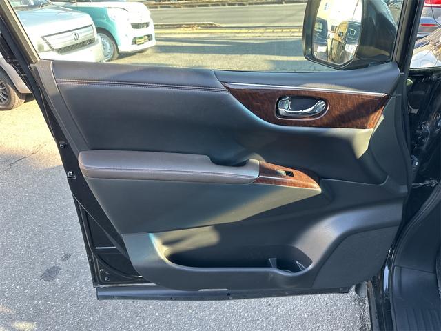 エルグランド ３５０ハイウェイスタープレミアム　４ＷＤ　サンルーフ　ローダウン　２０インチＡＷ　両側パワースライドドア　パワーバックドア　スマートキー　ＨＩＤ　レザーシート　シートヒーター（43枚目）