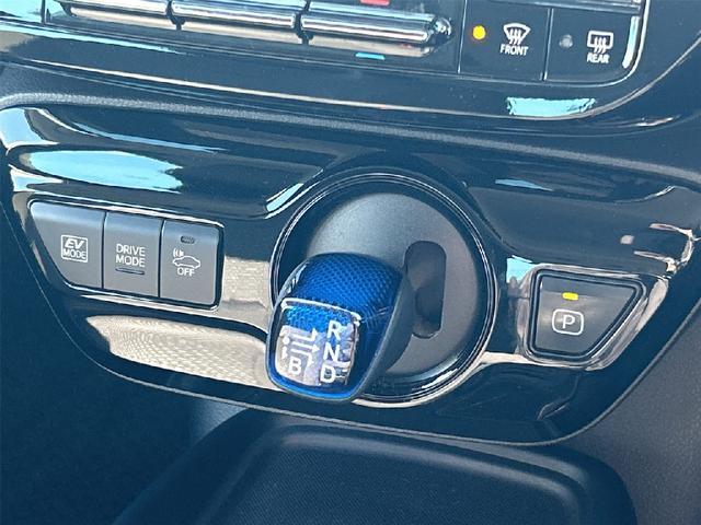 プリウス Ｓ　４ＷＤ　社外メモリーナビ　ＣＤ　Ｂｌｕｅｔｏｏｔｈ　バックカメラ　衝突被害軽減システム　ＥＴＣ　ＬＥＤヘッドランプ　スマートキー　レーンアシスト　オートクルーズコントロール　オートライト（13枚目）