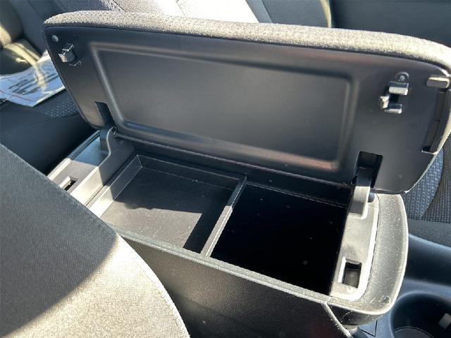 プリウス Ｓ　４ＷＤ　社外メモリーナビ　ＣＤ　Ｂｌｕｅｔｏｏｔｈ　バックカメラ　衝突被害軽減システム　ＥＴＣ　ＬＥＤヘッドランプ　スマートキー　レーンアシスト　オートクルーズコントロール　オートライト（16枚目）