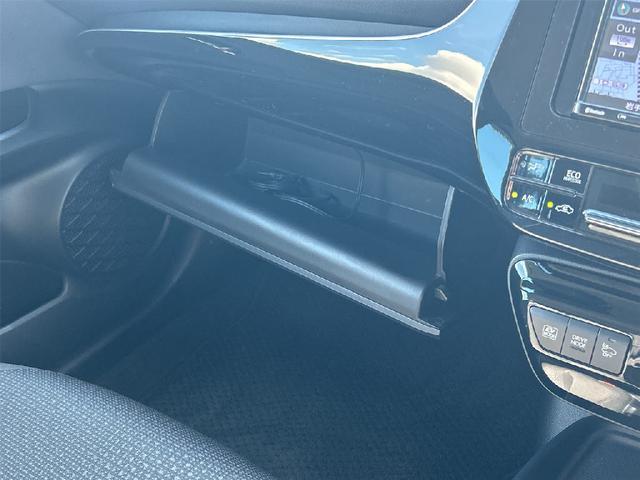 プリウス Ｓ　４ＷＤ　社外メモリーナビ　ＣＤ　Ｂｌｕｅｔｏｏｔｈ　バックカメラ　衝突被害軽減システム　ＥＴＣ　ＬＥＤヘッドランプ　スマートキー　レーンアシスト　オートクルーズコントロール　オートライト（30枚目）