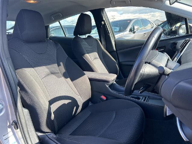 プリウス Ｓ　４ＷＤ　社外メモリーナビ　ＣＤ　Ｂｌｕｅｔｏｏｔｈ　バックカメラ　衝突被害軽減システム　ＥＴＣ　ＬＥＤヘッドランプ　スマートキー　レーンアシスト　オートクルーズコントロール　オートライト（31枚目）