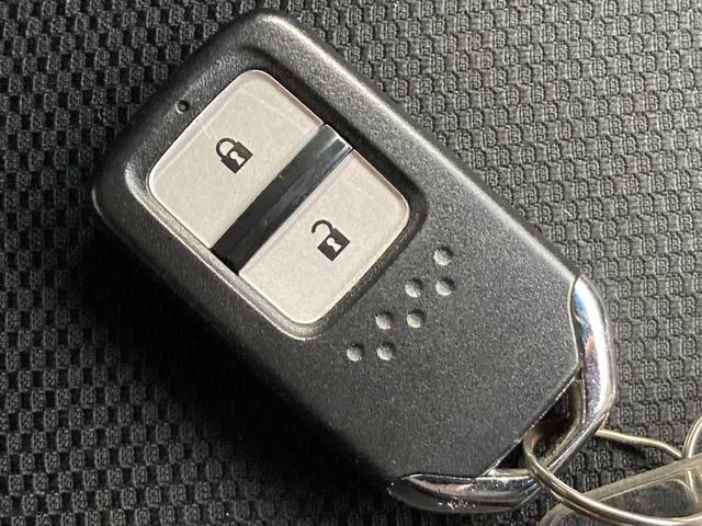 フィットハイブリッド Sパッケージ 4WD 純正フルセグSDナビ Blutetooth接続 バックカメラ エンジンスターター LEDオートライト クルーズコントロール ワイパーデアイサー ミラーヒーター 横滑り防止装置 パドルシフト(23枚目)