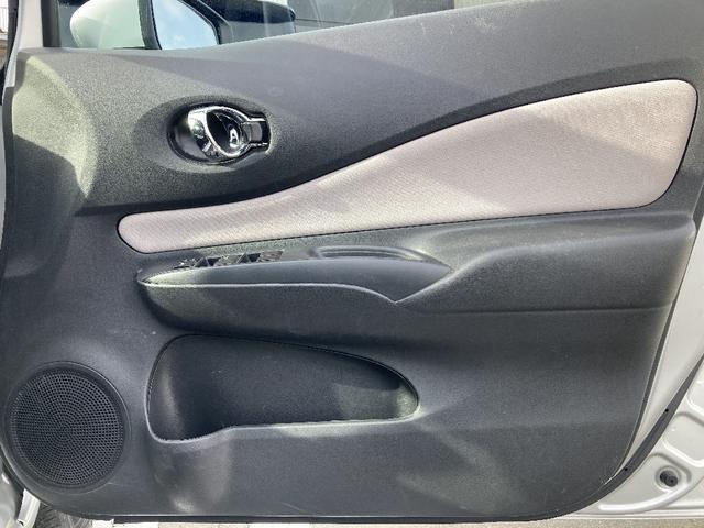 ノート ｅパワーＢ　ＦＯＵＲ　切替式４ＷＤ　社外メモリーナビ　ＣＤ／ＤＶＤ／Ｂｌｕｅｔｏｏｔｈ　アラウンドビューモニター　エマージェンシーブレーキ　　ＥＴＣ　スマートキー　横滑り防止装置　フロント／バックソナー　オートライト（19枚目）