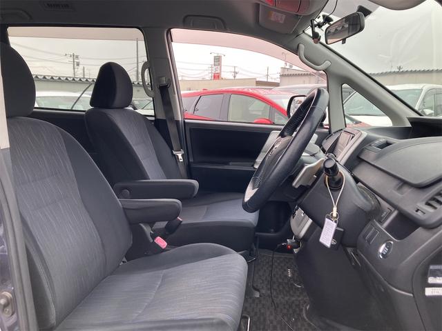 ヴォクシー ＺＳ　４ＷＤ　純正フルセグＳＤナビ　純正ＣＤ　ＤＶＤ再生　バックカメラ　ＥＴＣ　左側自動ドア　革巻きステア　ステアスイッチ　ウォークスルー　ＨＩＤオートライト　社外ドラレコ　純正アルミ　スタッドレスタイヤ有（24枚目）