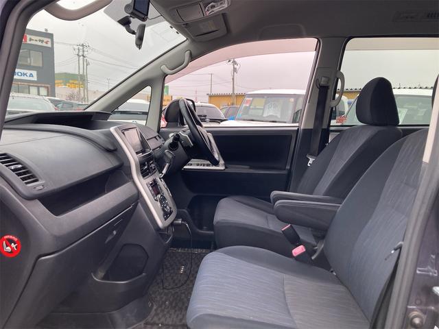 ヴォクシー ＺＳ　４ＷＤ　純正フルセグＳＤナビ　純正ＣＤ　ＤＶＤ再生　バックカメラ　ＥＴＣ　左側自動ドア　革巻きステア　ステアスイッチ　ウォークスルー　ＨＩＤオートライト　社外ドラレコ　純正アルミ　スタッドレスタイヤ有（26枚目）