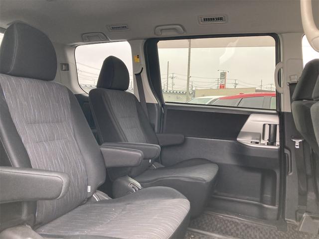 ヴォクシー ＺＳ　４ＷＤ　純正フルセグＳＤナビ　純正ＣＤ　ＤＶＤ再生　バックカメラ　ＥＴＣ　左側自動ドア　革巻きステア　ステアスイッチ　ウォークスルー　ＨＩＤオートライト　社外ドラレコ　純正アルミ　スタッドレスタイヤ有（28枚目）