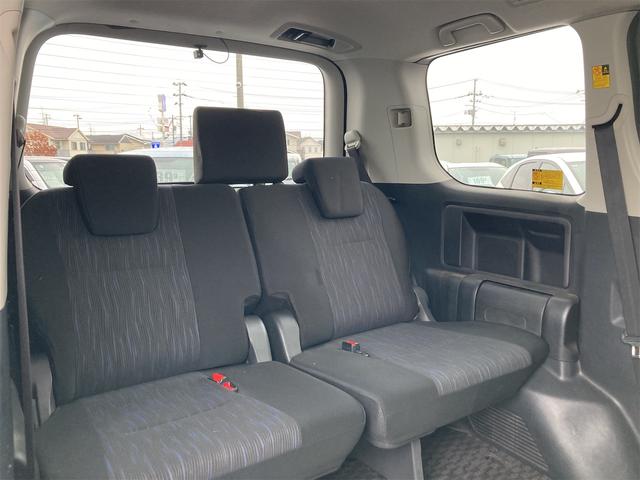 ヴォクシー ＺＳ　４ＷＤ　純正フルセグＳＤナビ　純正ＣＤ　ＤＶＤ再生　バックカメラ　ＥＴＣ　左側自動ドア　革巻きステア　ステアスイッチ　ウォークスルー　ＨＩＤオートライト　社外ドラレコ　純正アルミ　スタッドレスタイヤ有（30枚目）