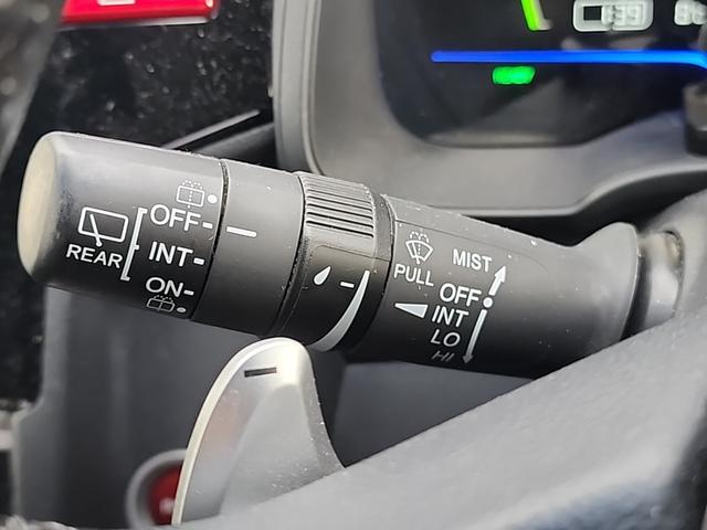 フィットハイブリッド Ｓパッケージ　４ＷＤ　ワンオーナー　純正フルセグナビ　純正ＣＤ　ＤＶＤ再生　Ｂｌｕｔｅｔｏｏｔｈ接続　ＥＴＣ　バックカメラ　ＬＥＤオートライト　クルーズコントロール　ステアスイッチ　サイドエアバッグ　横滑り防止装置（18枚目）