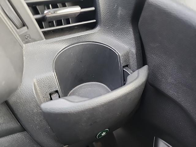 フィットハイブリッド Ｓパッケージ　４ＷＤ　ワンオーナー　純正フルセグナビ　純正ＣＤ　ＤＶＤ再生　Ｂｌｕｔｅｔｏｏｔｈ接続　ＥＴＣ　バックカメラ　ＬＥＤオートライト　クルーズコントロール　ステアスイッチ　サイドエアバッグ　横滑り防止装置（23枚目）