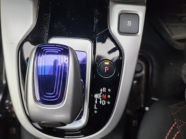 フィットハイブリッド Ｓパッケージ　４ＷＤ　ワンオーナー　純正フルセグナビ　純正ＣＤ　ＤＶＤ再生　Ｂｌｕｔｅｔｏｏｔｈ接続　ＥＴＣ　バックカメラ　ＬＥＤオートライト　クルーズコントロール　ステアスイッチ　サイドエアバッグ　横滑り防止装置（26枚目）