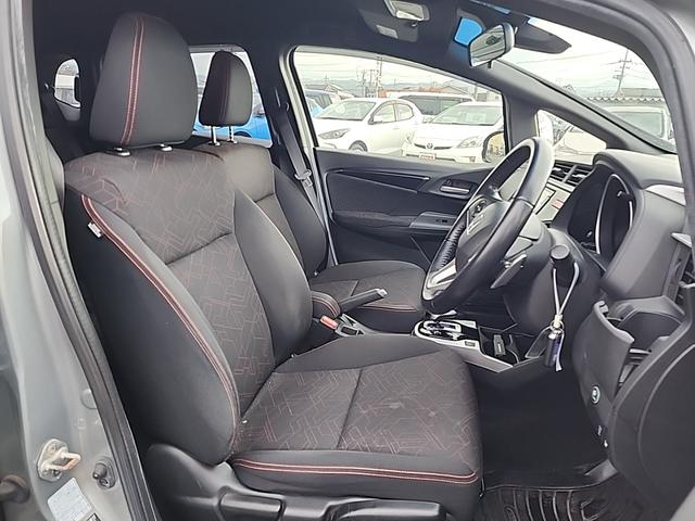 フィットハイブリッド Ｓパッケージ　４ＷＤ　ワンオーナー　純正フルセグナビ　純正ＣＤ　ＤＶＤ再生　Ｂｌｕｔｅｔｏｏｔｈ接続　ＥＴＣ　バックカメラ　ＬＥＤオートライト　クルーズコントロール　ステアスイッチ　サイドエアバッグ　横滑り防止装置（32枚目）