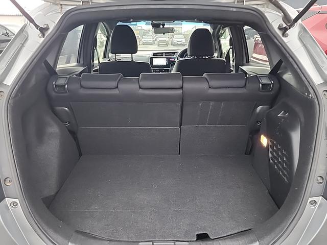 フィットハイブリッド Ｓパッケージ　４ＷＤ　ワンオーナー　純正フルセグナビ　純正ＣＤ　ＤＶＤ再生　Ｂｌｕｔｅｔｏｏｔｈ接続　ＥＴＣ　バックカメラ　ＬＥＤオートライト　クルーズコントロール　ステアスイッチ　サイドエアバッグ　横滑り防止装置（40枚目）