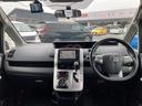ヴォクシー ＺＳ　４ＷＤ　純正フルセグＳＤナビ　純正ＣＤ　ＤＶＤ再生　バックカメラ　ＥＴＣ　左側自動ドア　革巻きステア　ステアスイッチ　ウォークスルー　ＨＩＤオートライト　社外ドラレコ　純正アルミ　スタッドレスタイヤ有（7枚目）