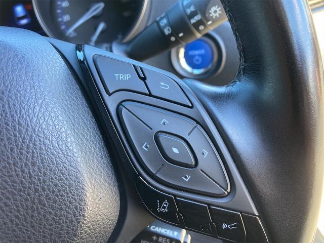 【ハンドルボタン】目線を大きくそらすことなくボタンの操作を行うことができるので、安全にも配慮できますね。