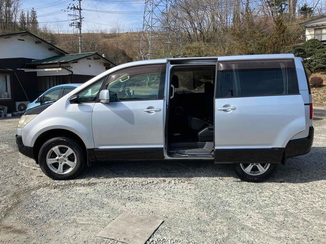 デリカＤ：５ Ｍ　４ＷＤ　ＴＶ　両側スライドドア　オートライト　ＨＩＤ　スマートキー　電動格納ミラー　３列シート　ＣＶＴ　アルミホイール　ＣＤ　盗難防止システム　衝突安全ボディ　ＡＢＳ　ＥＳＣ　エアコン（26枚目）