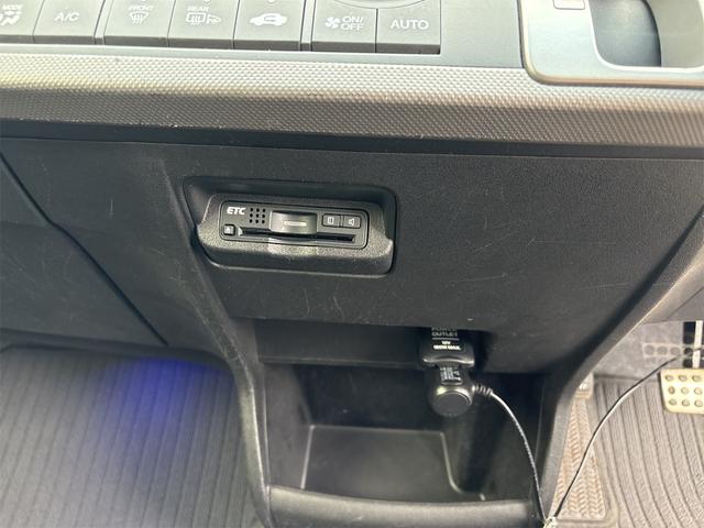フリードハイブリッド ジャストセレクション ETC バックカメラ ナビ TV オートクルーズコントロール 両側電動スライドドア HID スマートキー アイドリングストップ 電動格納ミラー 3列シート ウォークスルー CVT アルミホイール CD(9枚目)