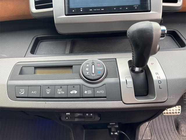 フリードハイブリッド ジャストセレクション ETC バックカメラ ナビ TV オートクルーズコントロール 両側電動スライドドア HID スマートキー アイドリングストップ 電動格納ミラー 3列シート ウォークスルー CVT アルミホイール CD(10枚目)