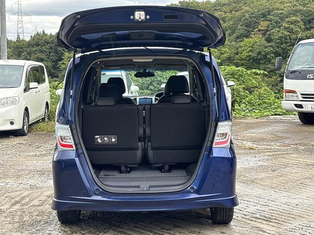 フリードハイブリッド ジャストセレクション ETC バックカメラ ナビ TV オートクルーズコントロール 両側電動スライドドア HID スマートキー アイドリングストップ 電動格納ミラー 3列シート ウォークスルー CVT アルミホイール CD(19枚目)