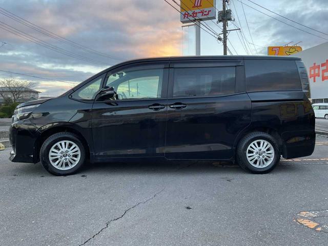 ヴォクシー Ｖ　Ｗエアバッグ　ＥＳＣ　スマートキー　両側電動スライドドア　ＨＩＤヘッドライト　オートライト　オートハイビーム　オートクルーズ　メモリーナビ　フルセグＴＶ　ＤＶＤ　後席モニター　バックカメラ　ドラレコ（4枚目）