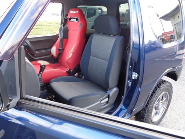 ジムニー ＸＧ　４ＷＤ　３インチリフトアップ　前後ショートバンパー　タニグチマフラー　ジオランダーＭＴ　社外アルミ　レカロシート　５速マニュアル（11枚目）