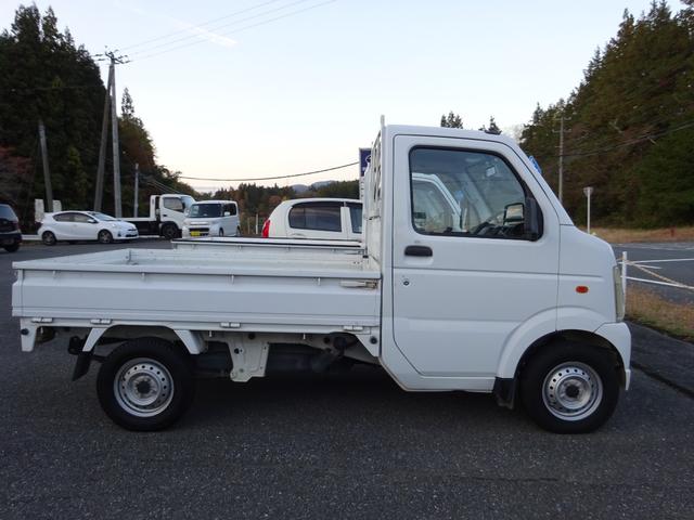 キャリイトラック 4WD 5速マニュアル エアコン パワステ 荷台ゴムマット付き ゲートプロテクター付き AMFMラジオ(4枚目)