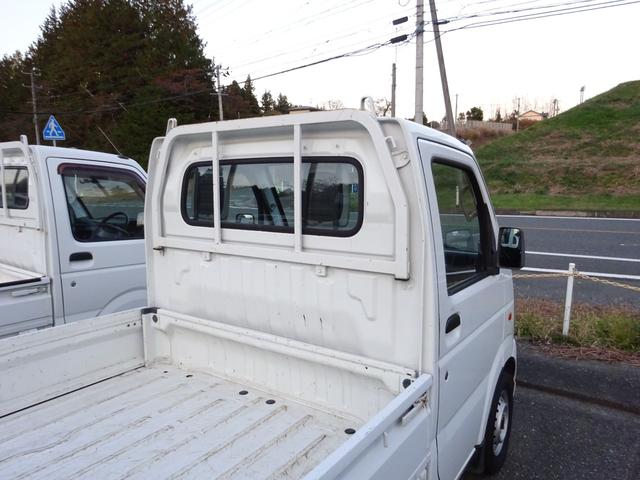 キャリイトラック 4WD 5速マニュアル エアコン パワステ 荷台ゴムマット付き ゲートプロテクター付き AMFMラジオ(8枚目)