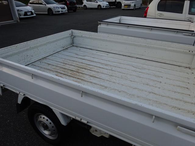 キャリイトラック 4WD 5速マニュアル エアコン パワステ 荷台ゴムマット付き ゲートプロテクター付き AMFMラジオ(9枚目)